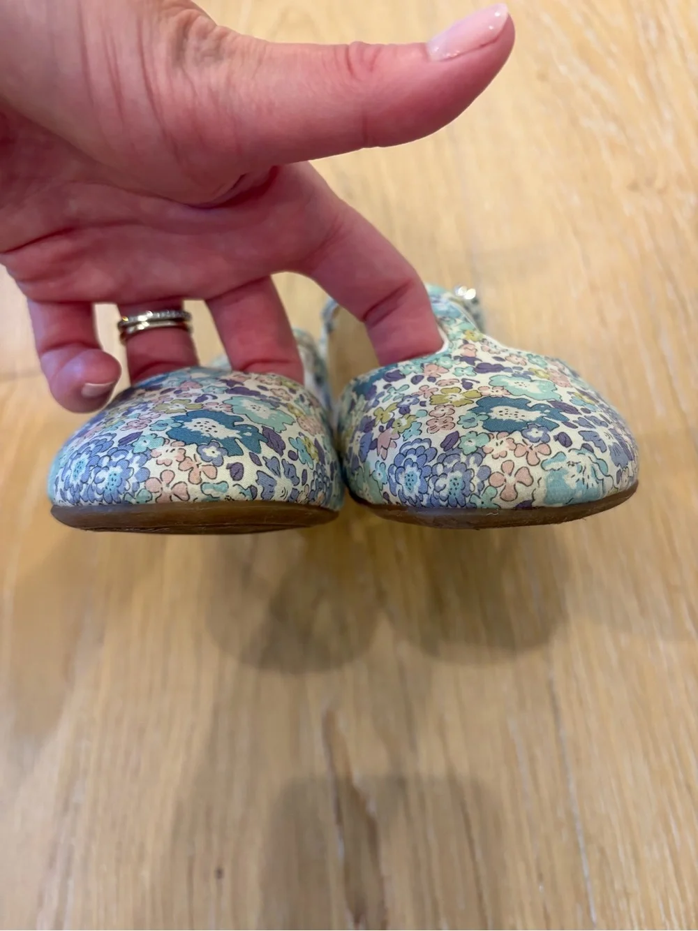 Edgehill Collection Girls Liberty print T‑Strap flats. Excellent.